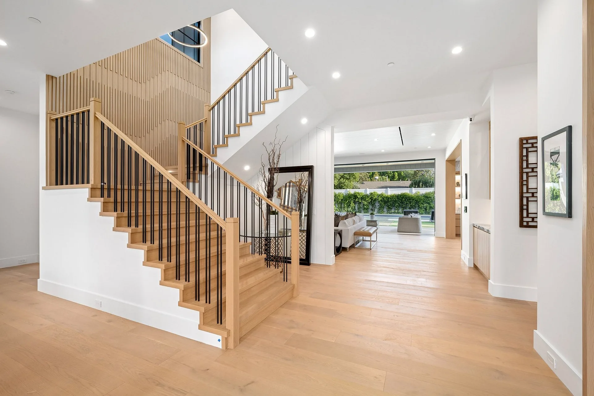 Fotografía inmobiliaria profesional de un salón con escalera